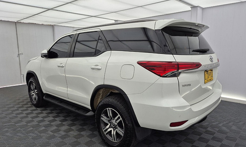 Toyota Fortunner 2.4...