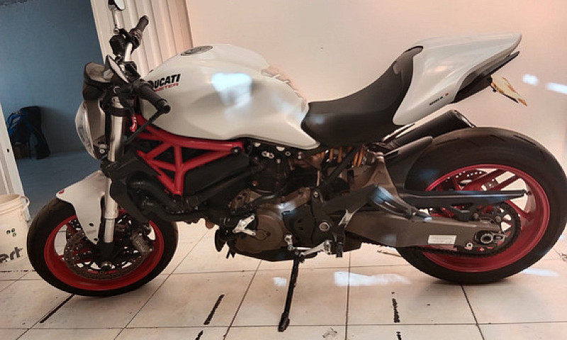 Ducati Monster 821...