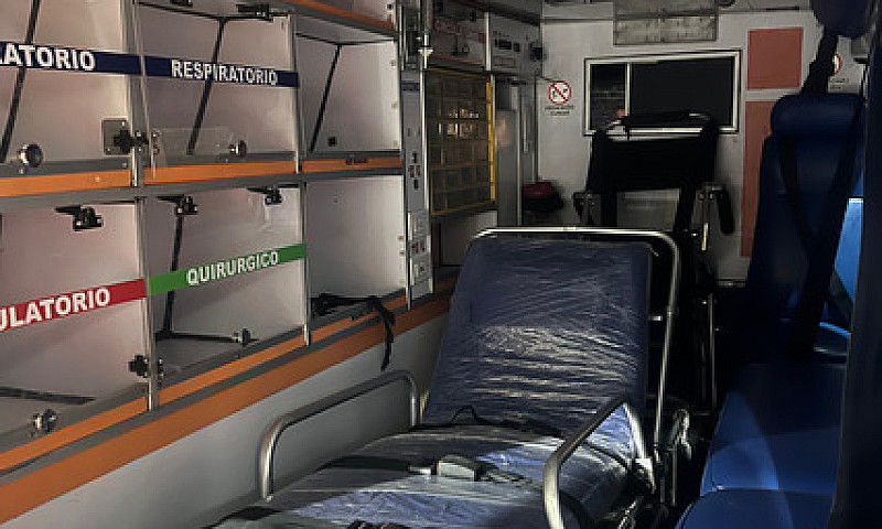 Ambulancia Mitsubish...