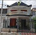Casa De Dos Pisos En Lugar Residencial.-