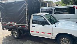 Toyota Hylux 2.4 - 4x2 Con Estaca; Muy Estado Mecanico Y Fisico; Muy Buena Para Trocha Y Carga