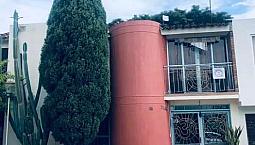 Se Vende Hermosa Casa De 2 Pisos En El Condominio Los Portales Del Río, En Buga. Está Reformada Con Antejardín.