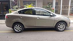 Se Vende Vehículo Mazda 2 Sedán, Modelo 2013, Color Gris Sílice En Excelente Estado.