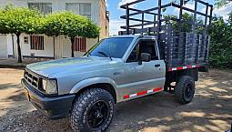 Vendo Hermosa Mazda B2200 Estacas.
