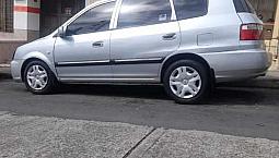 Una Camioneta Kia Karens Todo Al Día