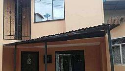 Casa Dos Pisos, Amplia, Con Espacio Para Construir Otra Habitación En El 2 Piso