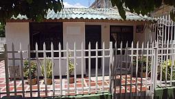 Casa Esquinera En Lugar Residencial.-