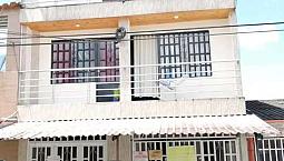 Venta Cada De Tres Pisos Av Principal Barrio Alborada