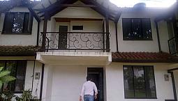 Venta De Casa Ubicada En Condominio Santillana Del Llano Con Piscina, Sector Montecarlo