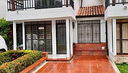 Casa Medianera Ubicada En El Condominio Santa Lucia