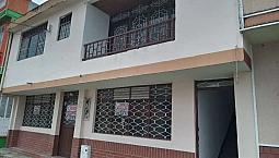 Apartamento En El Segundo Piso De Una Casa, En El Barrio Departamental. Amplio, Iluminado