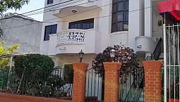 Casa Tres Pisos. Dos Apartamentos Se Venden Por Separados. Precio Primer Piso  Doscientos Treinta Millones De Pesos.